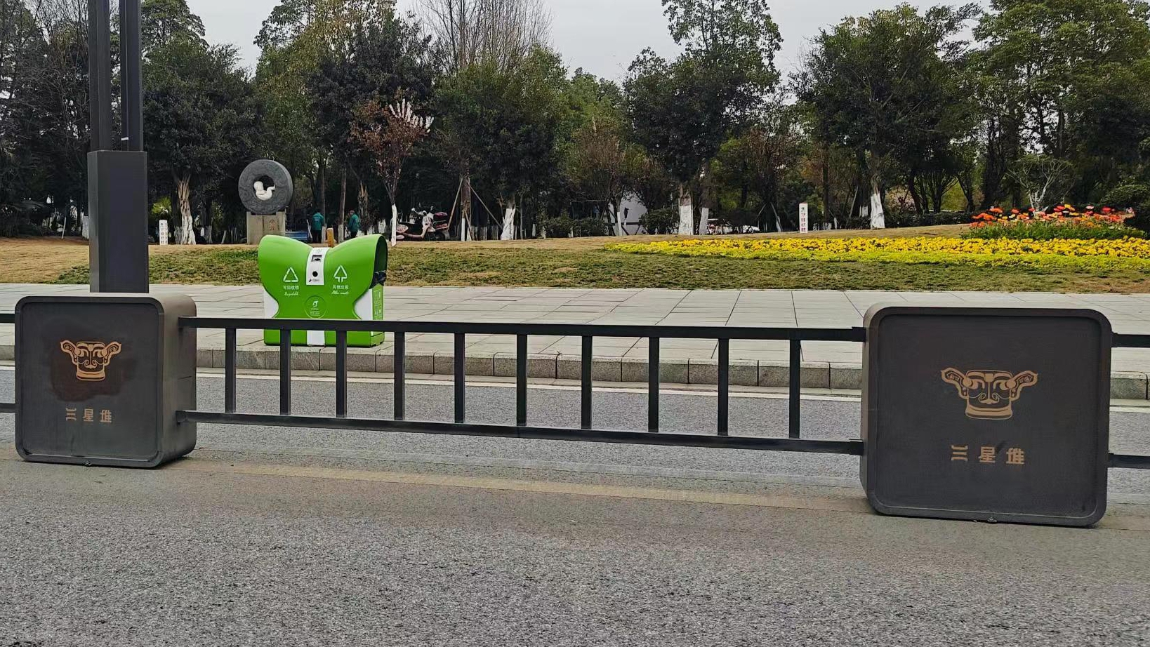 三星堆花箱护栏顺利交付 