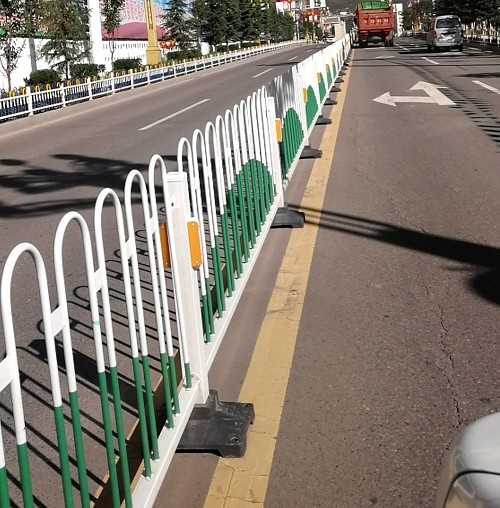 西藏昌都解放70周年定制双色护栏 