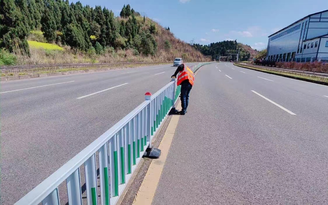 四川市政护栏,四川道路护栏,成都市政花箱护栏,四川桥梁护栏,四川省兴路鑫交通设施有限公司